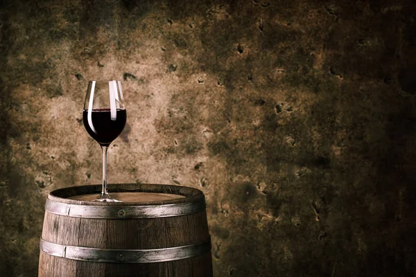 Copo de vinho tinto em barril de vinho — Fotografia de Stock