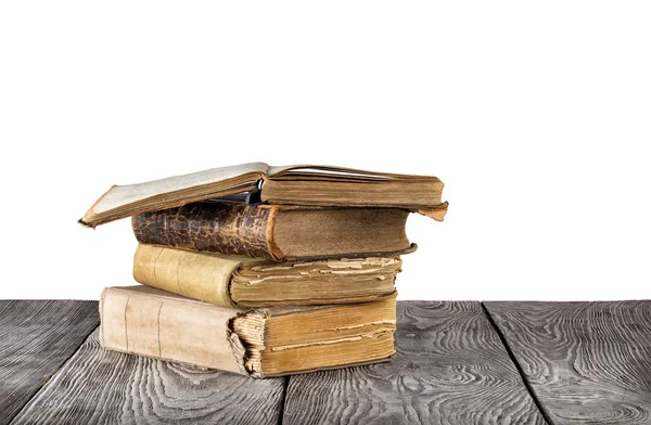 Stapel alter Bücher auf einem Holztisch — Stockfoto
