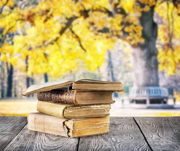 Stapel oude boeken op houten tafel — Stockfoto