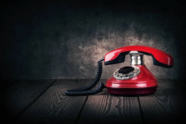 Stary telefon czerwony na drewnianym stole — Zdjęcie stockowe