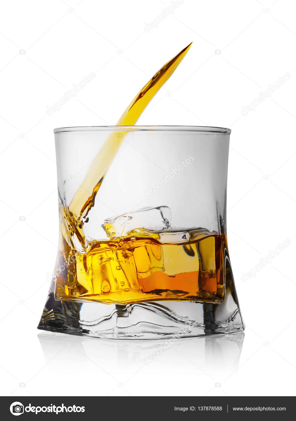 https://st3.depositphotos.com/1728534/13787/i/1600/depositphotos_137878588-stock-photo-splash-of-whiskey-with-ice.jpg