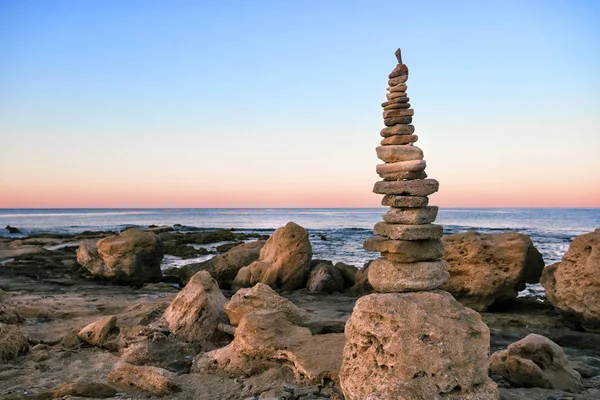 Cairn en la orilla del mar azul — Foto de Stock