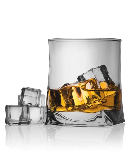 Vaso de whisky con hielo y cubitos de hielo —  Fotos de Stock