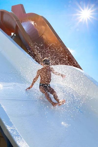 The child goes down the water slide — Stock Photo, Image