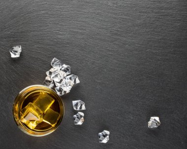 Bir bardak viski ve buz küpleri