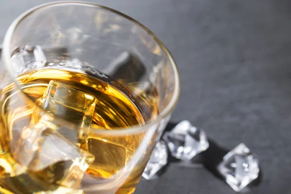 Detalle de vaso de whisky y cubitos de hielo —  Fotos de Stock