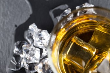 Bir bardak viski ve buz küpleri detay