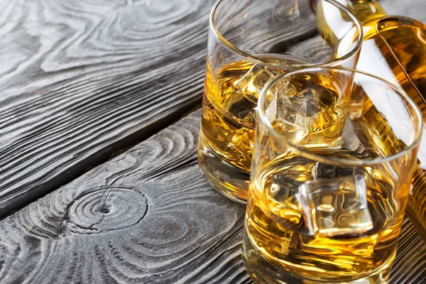 Detail of glasses and a bottle of whiskey — Stock Photo, Image