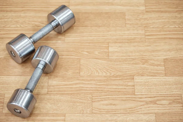 Yerdeki iki metal halter