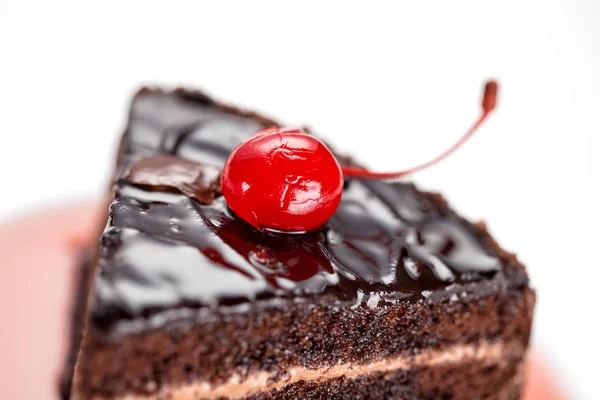 Fragmento de un pastel de chocolate con cereza —  Fotos de Stock