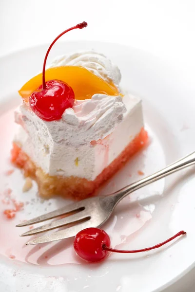 Фрагмент укушенного торта с вилкой для десерта — стоковое фото