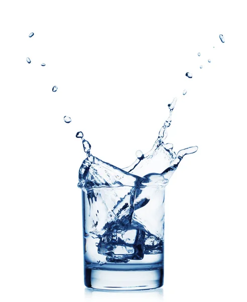 Splash van water in een groot glas met ijs — Stockfoto