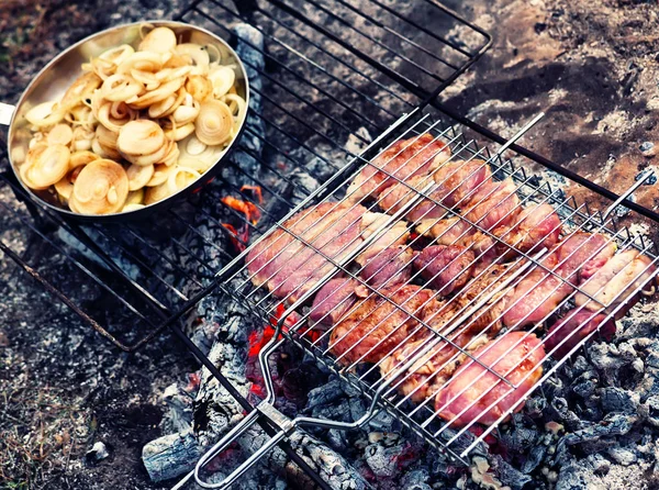 М'ясо на грилі та сковорода з бантом — стокове фото