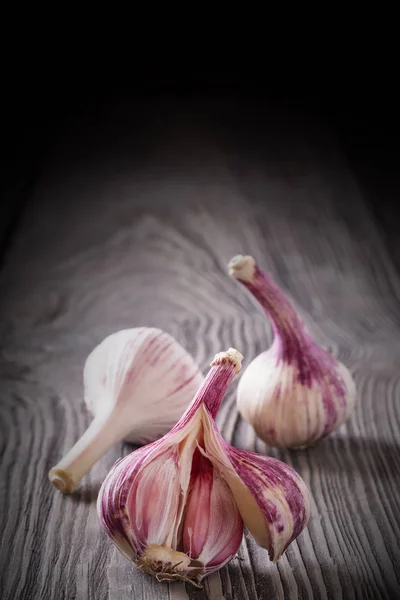 Broken garlic head on a wooden table — Stock Photo, Image