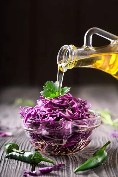 Salat mit Rotkohl und Öl — Stockfoto