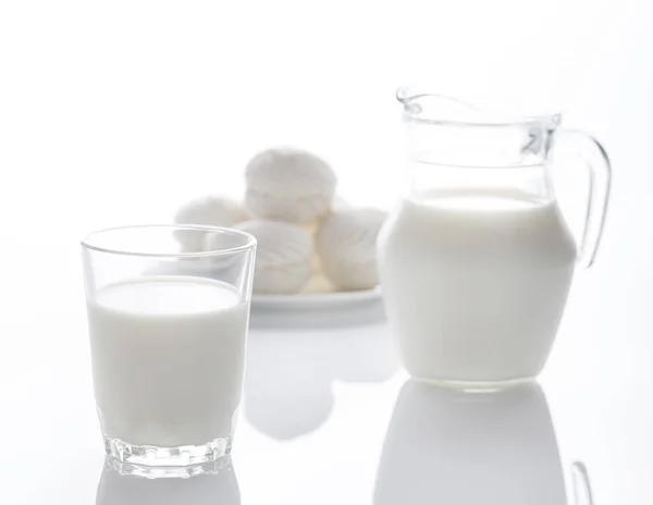 Mléko a marshmallow izolované na bílém — Stock fotografie