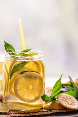 Banka limonata saman ve nane yaprakları ile