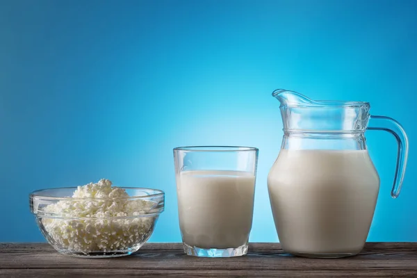 Cottage cheese and milk on wooden table — Stock Photo, Image