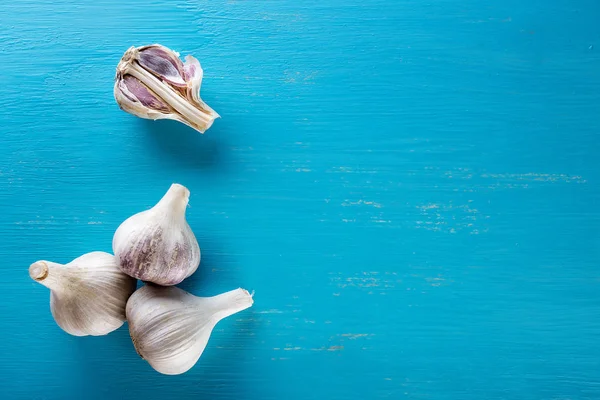 Alho cru em uma mesa de madeira — Fotografia de Stock