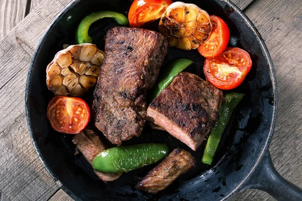 Апетитний яловичий стейк з овочами — стокове фото