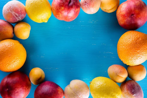 木製の青いテーブルに新鮮な果物 — ストック写真