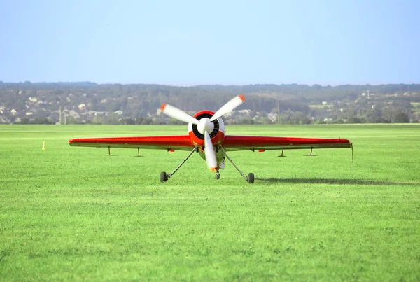 Röd vita flygplan på flygfältet — Stockfoto