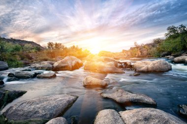 Dağ nehir taşları arasında rulo