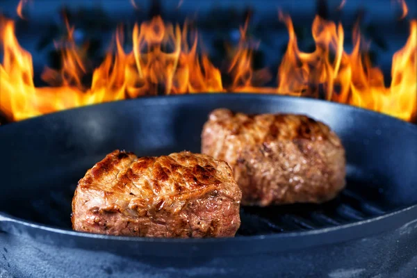 Смажене соковите м'ясо на грилі на вогні — стокове фото