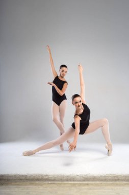 Siyah tayt giymiş iki zarif balerin