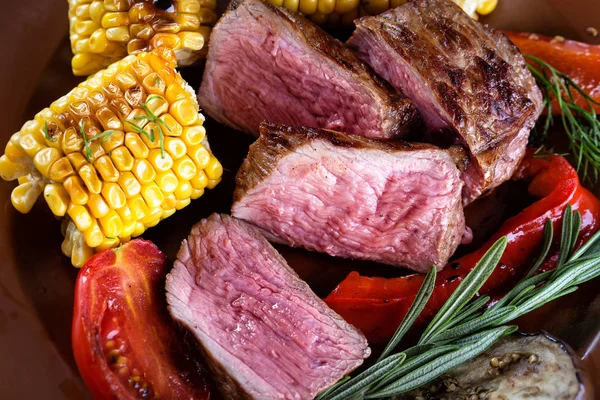 Нарізане смажене м'ясо з овочами — стокове фото