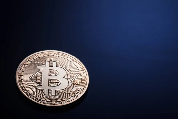 Bitcoin dorado sobre un fondo azul oscuro — Foto de Stock