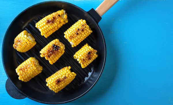 Горячая кукуруза в сковороде — стоковое фото