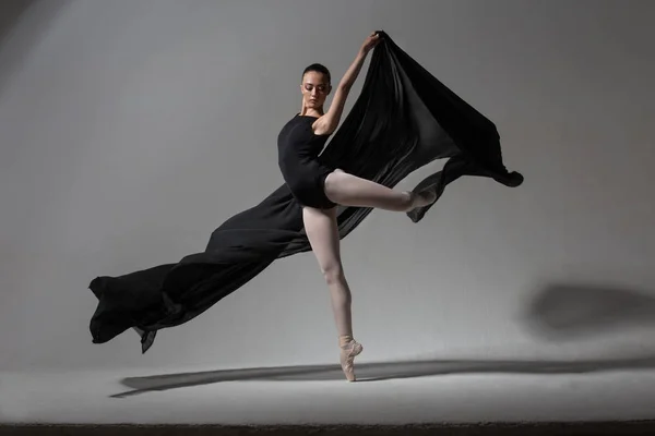 Graciosa bailarina posando com pano preto — Fotografia de Stock