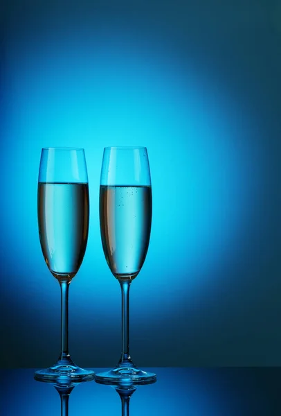 Dwa kryształowe kieliszki z szampanem — Zdjęcie stockowe