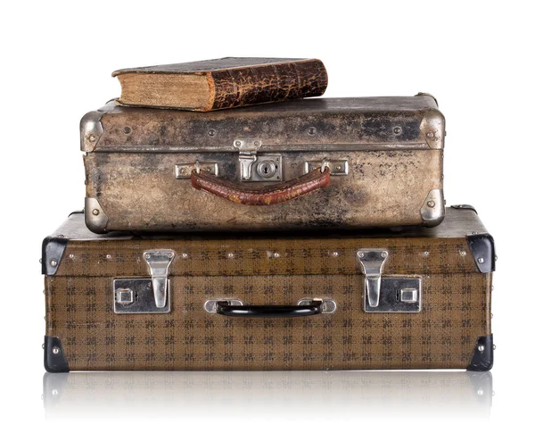 Винтажные кожаные чемоданы с книгой — стоковое фото