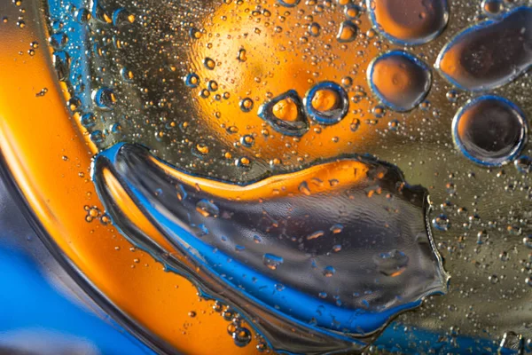 Contexto abstrato de gotas oleosas na água — Fotografia de Stock