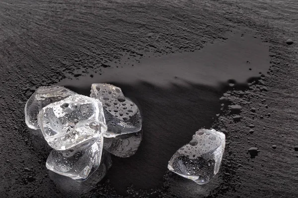 Кубы льда на черной доске — стоковое фото