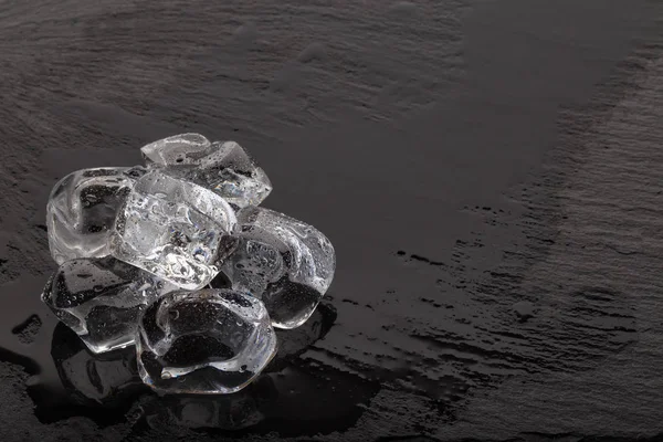 Cubi di ghiaccio su lavagna nera bagnata — Foto Stock