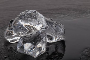 Dört buz küpleri siyah arduvaz gemide