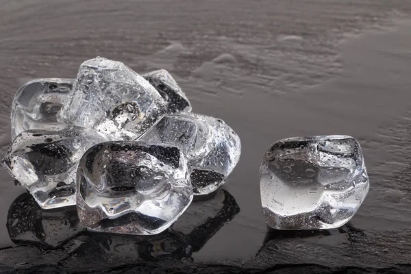 Cubitos de hielo en pizarra negra —  Fotos de Stock