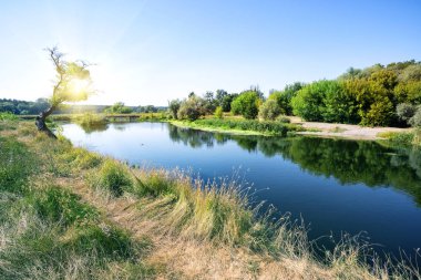 Sakin mavi nehir güneşin yaktı