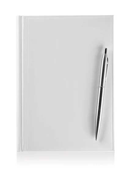 Caneta esferográfica elegante no diário branco de couro — Fotografia de Stock