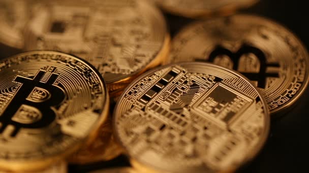 Moedas de ouro bitcoin cair na mesa preta — Vídeo de Stock