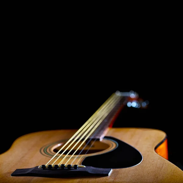 Fekete alapon sárga gitár — Stock Fotó