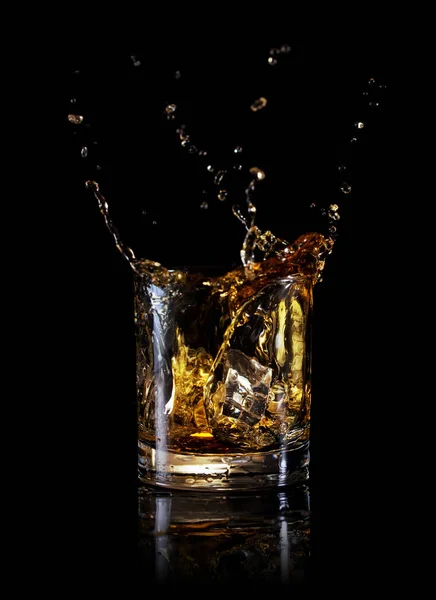 Splash dans un verre rond de whisky — Photo