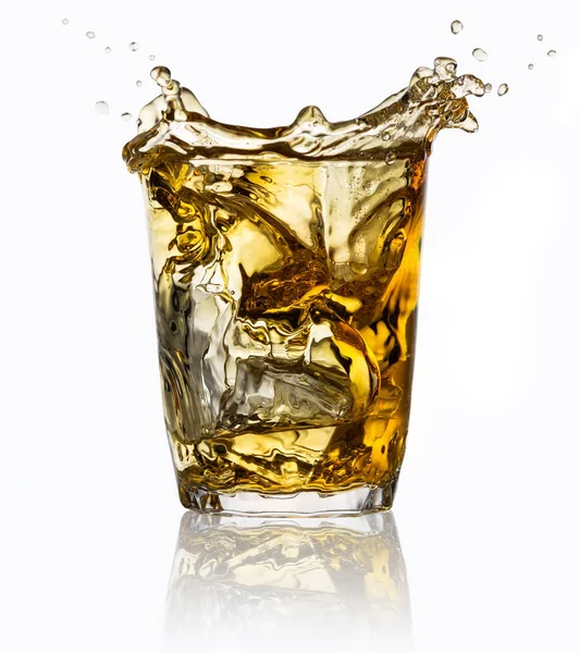 Splash van ijs in glas whiskey — Stockfoto