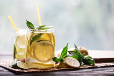 Soğuk limonata limon dilimleri ile