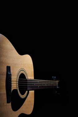 Siyah arkaplanda akustik gitar