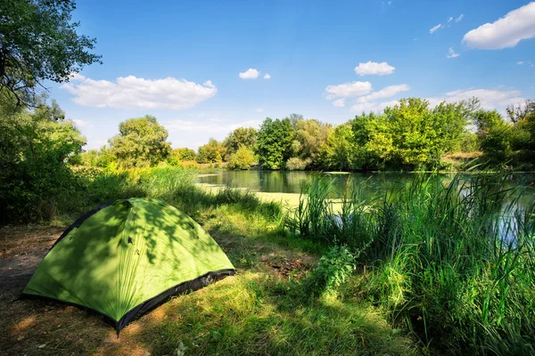 Zelený stan na břehu řeky — Stock fotografie