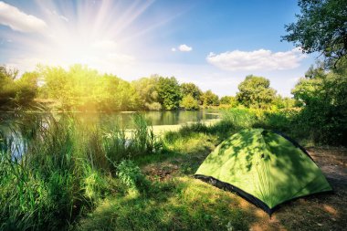 Nehir kıyısında yeşil turist çadır